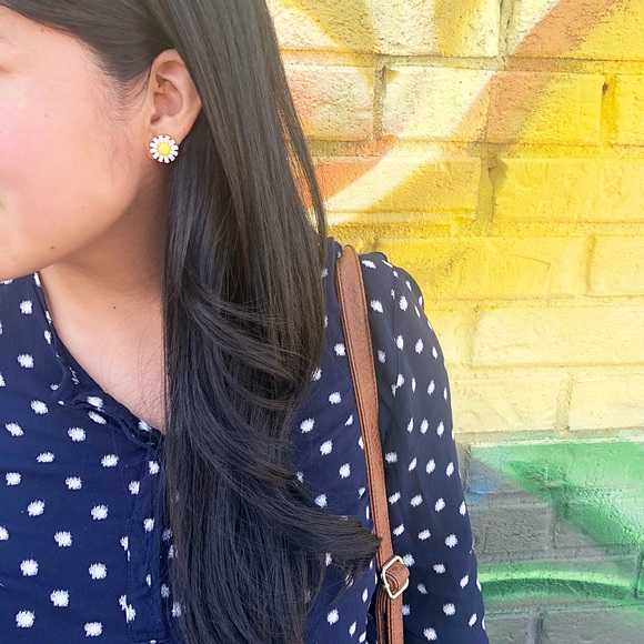 NWT Daisy Flower Stud Fashion Earrings - Picture 6 of 7